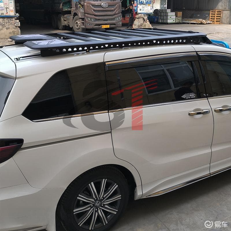商务车装车顶平台后，这样安全登顶