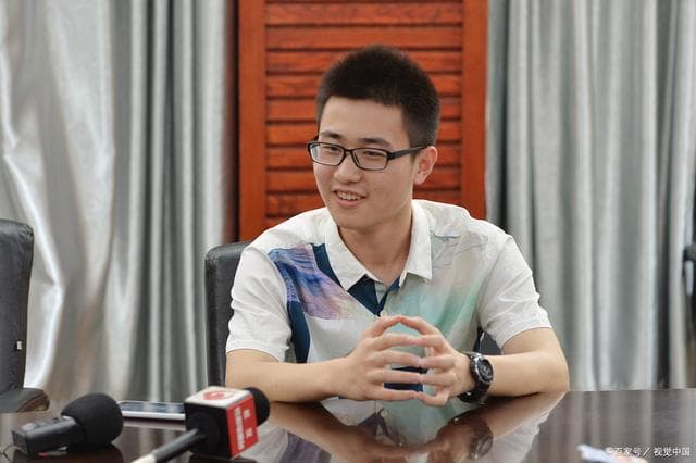 文科生男孩的逆袭：家境一般如何选对专业，迈向人生巅峰？