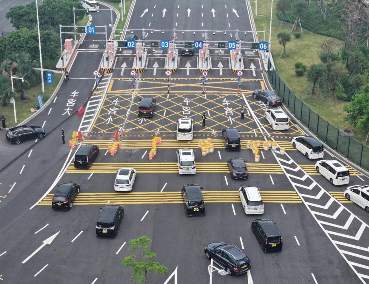 港珠澳大桥珠海公路口岸小客车验放平均每小时约950辆次，比原设计通关能力提升一倍