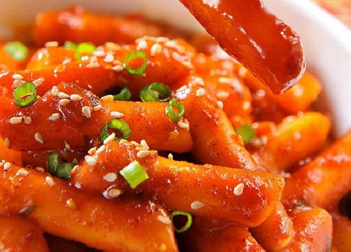 辣味烟火里的温柔：一碗辣炒年糕的味觉叙事
