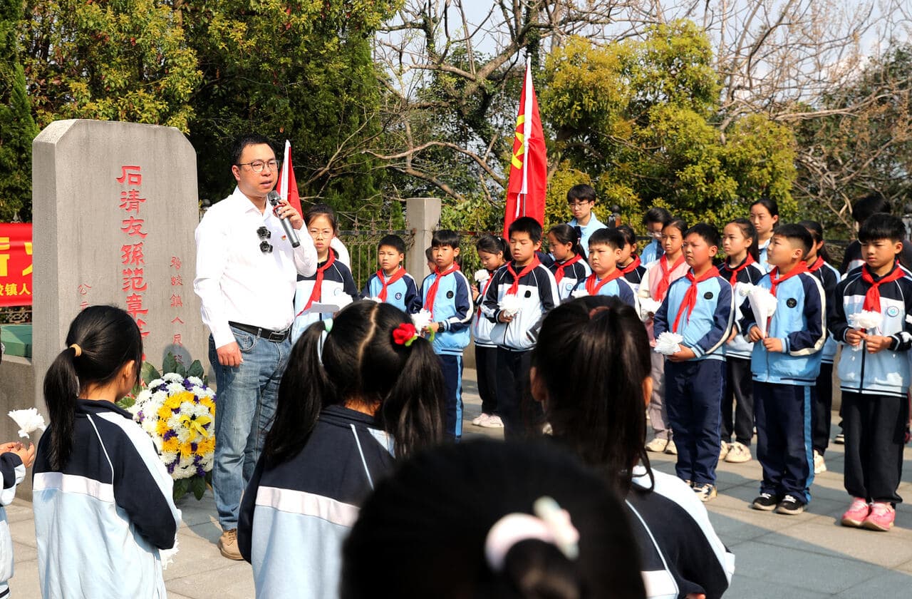 57载！这群海岛师生接力守护烈士墓不断档