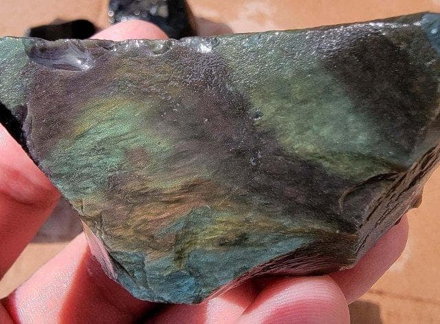 天鹅绒黑曜石：一种独特的火山玻璃