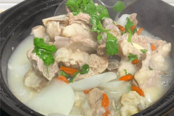 羊肉炖制完全指南：从选材到调味的全流程详解