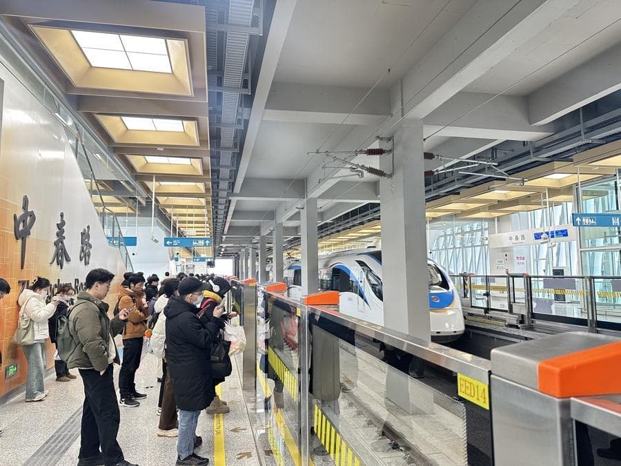 市域机场线挤满上班族？为郊区居民通勤提供新选择，地产市场也闻风而动……