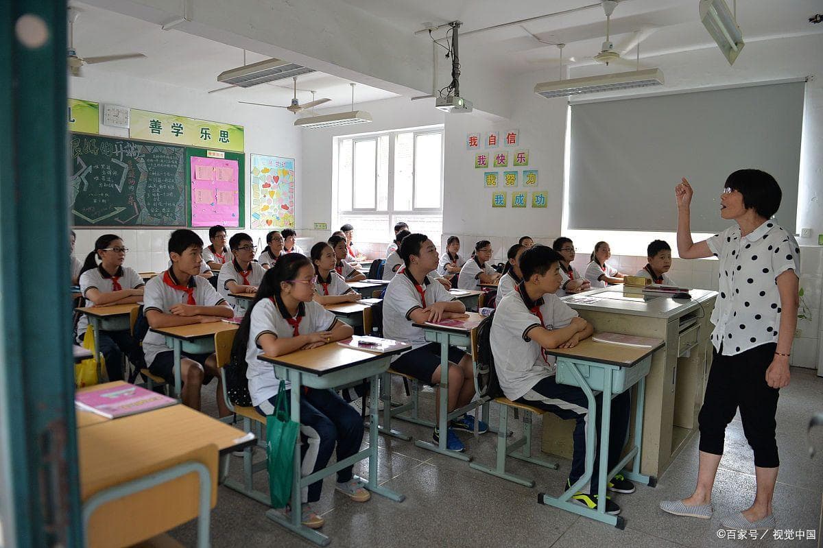 单人排、双人排或几人小组合作，学生在教室怎么排座位更好？