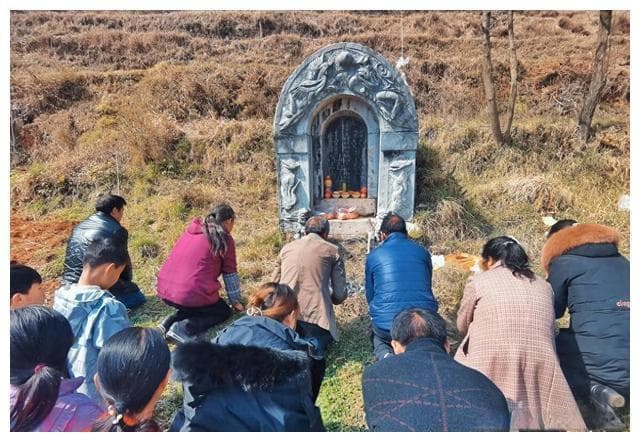 “新坟不过社，三年不立碑”：传统丧葬习俗的科学与文化内涵