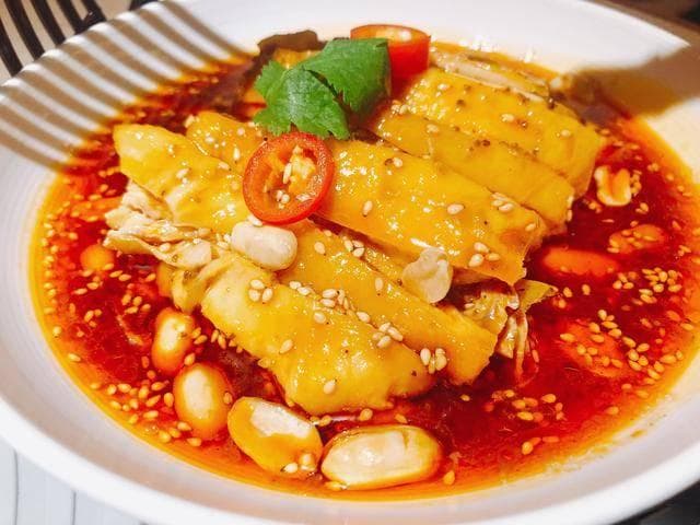 红油口水鸡：四川传统名菜的制作工艺与文化传承