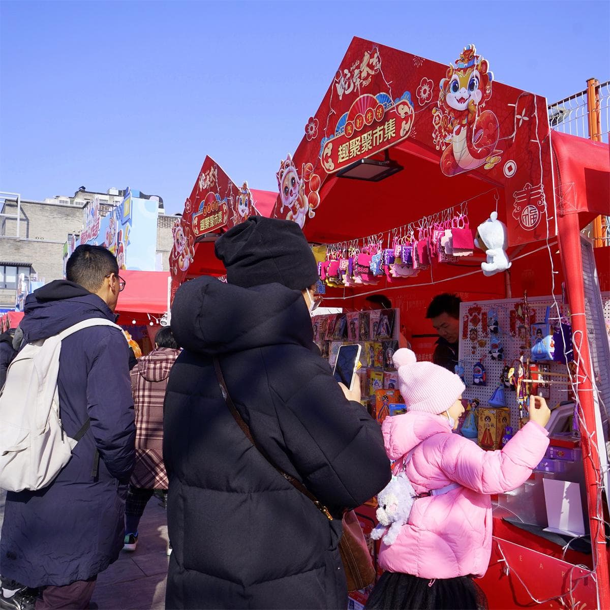 逛前门大街，吃喝玩乐过大年