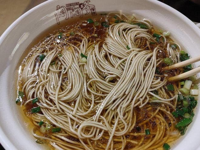 一碗阳春面的美味做法，鲜香诱人，一口下去超满足