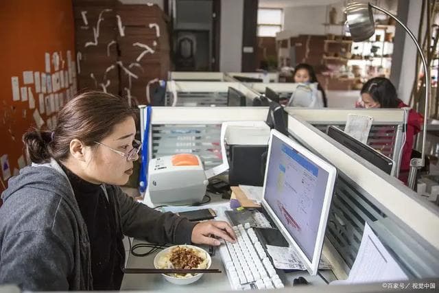 五天八小时双休落地？杜绝违法加班 职场人迎来工作与生活新平衡！