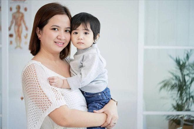 婴儿多大可以竖着抱？不同月龄抱姿不同，新手爸妈要切记