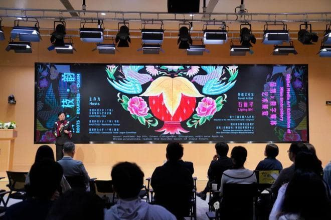 太秀了！AI+苗绣，国家非遗被这样水灵灵地传承了