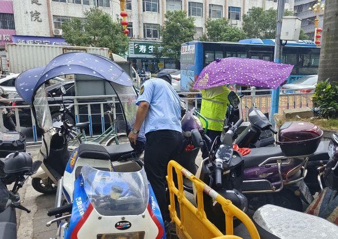 除了戴头盔，2025年2月起，电动车、摩托车、三轮车又迎5个新要求，小心扣车罚款