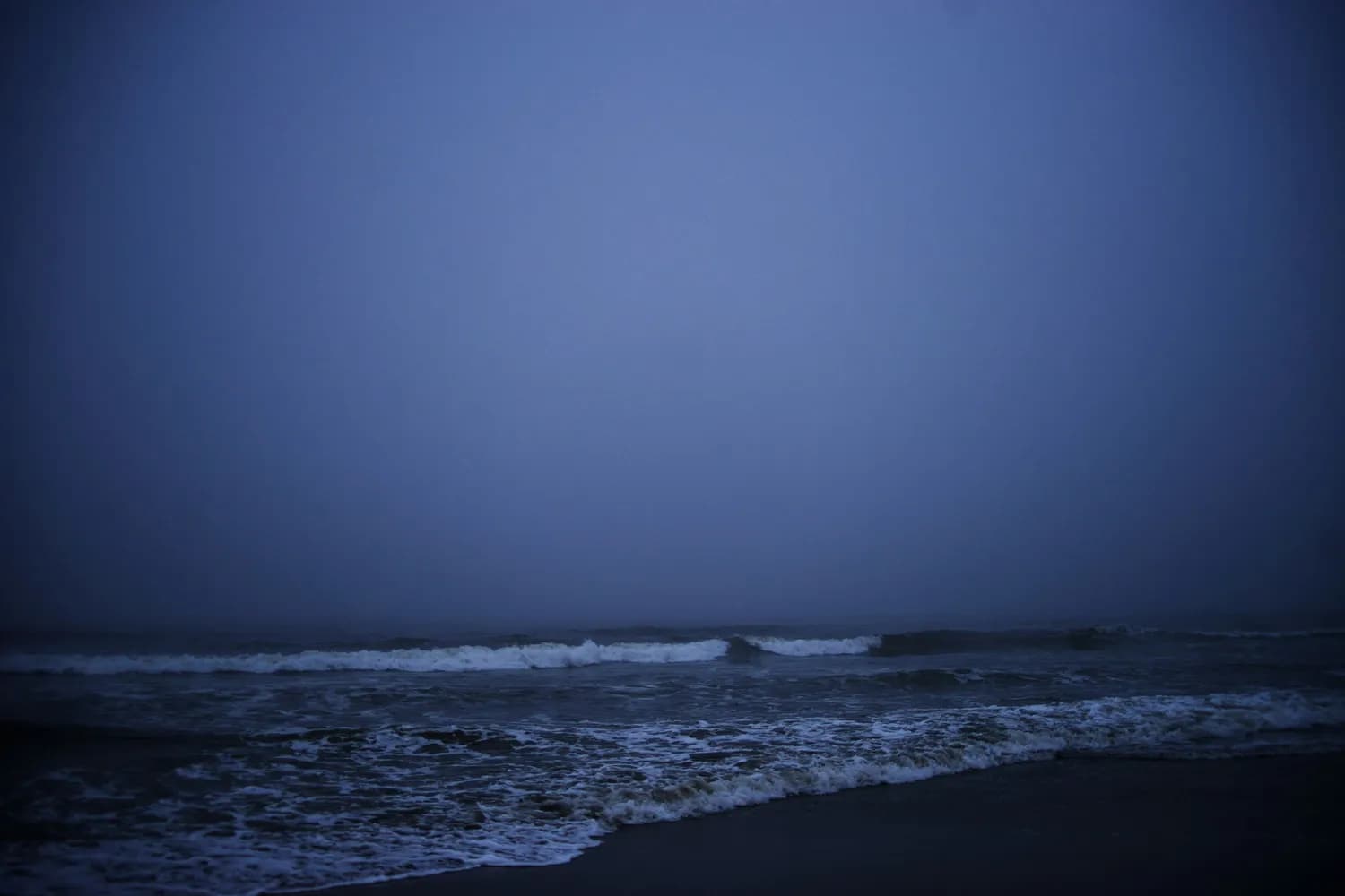 《海边之夜》：一场关于救赎与交易的爱恨纠葛