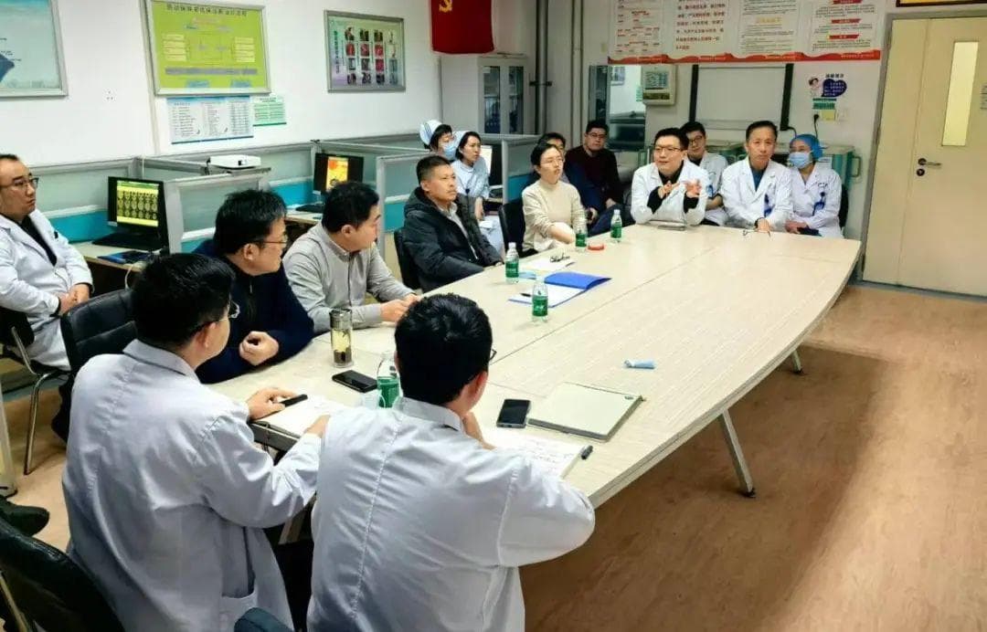 显微镜下的精细手术 阿尔茨海默病患者的福音：脑科医院已常规化开展LVA手术