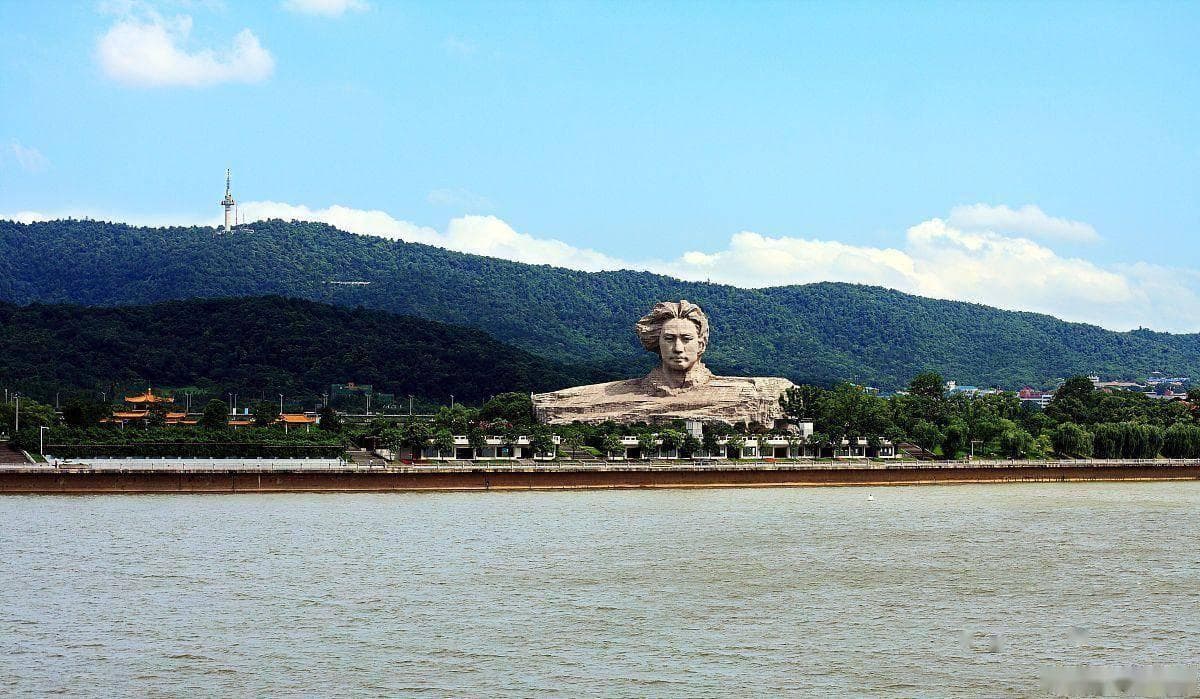 橘子洲头景区简介：革命圣地+文化瑰宝，等你来探！