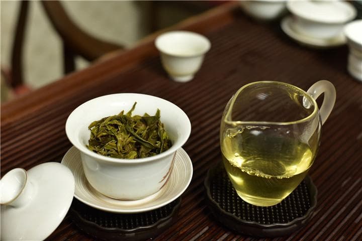 泡茶间隙，盖子要不要盖上？