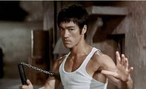 李小龙究竟有多厉害？从一场比武看功夫之王的成长之路