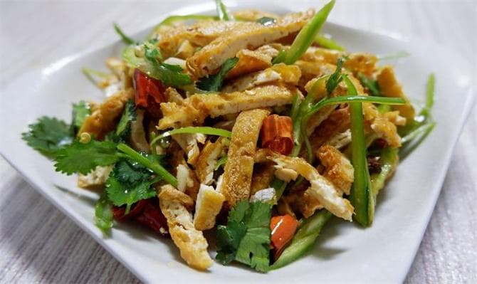 你没吃过的老豆腐新做法，外酥里嫩，简单的凉拌豆腐丝，吃着过瘾