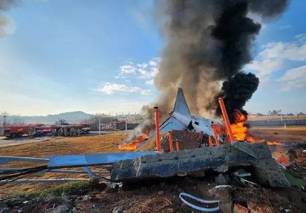 回顾韩国最严重空难：179人遇难，仅2名空乘获救