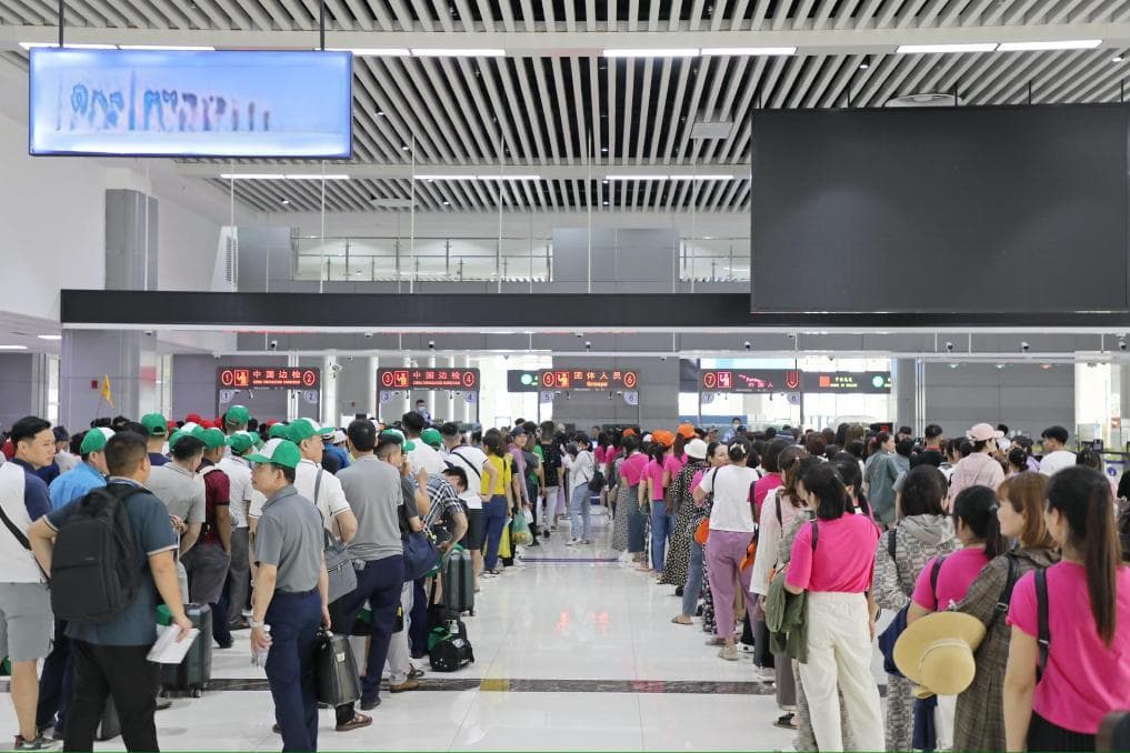 旅游、足球、歌会……中越边民在多样交流活动中促进心相通