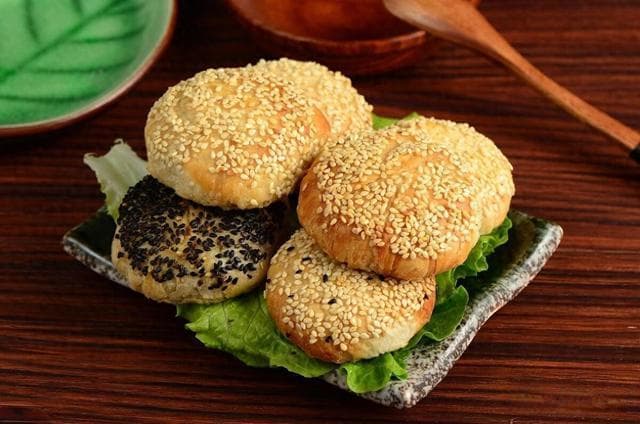 泰兴市传统小吃：名扬四海的黄桥烧饼，60只烧饼炉日夜赶做烧饼