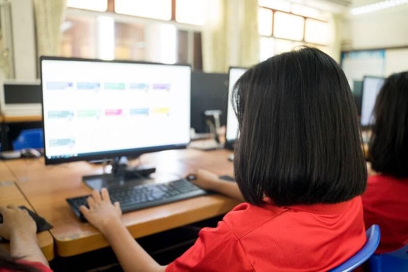 教育技术：计算机、显示器和 AR/VR