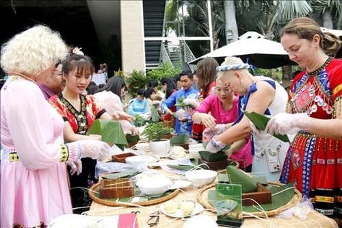 国际游客在潘切市参加包粽子节 体验越南民俗文化