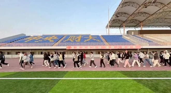 中央财经大学体测标准引争议，800米及格线比国标高40秒
