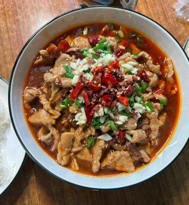水煮肉片：麻辣香浓，回味无穷