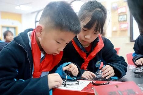 文化自信从何而来？上海老品牌凤凰自行车“骑”进前京小学课堂