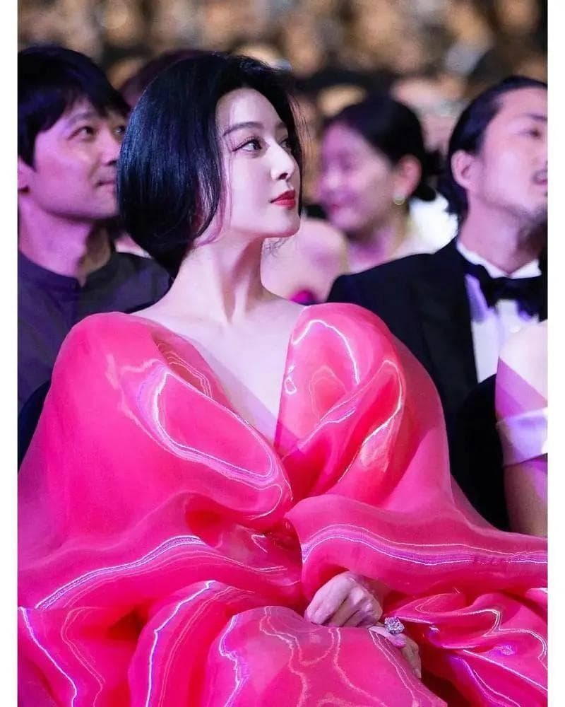 从“肥牛卷”到“红毯女王”：范冰冰的时尚转型之路