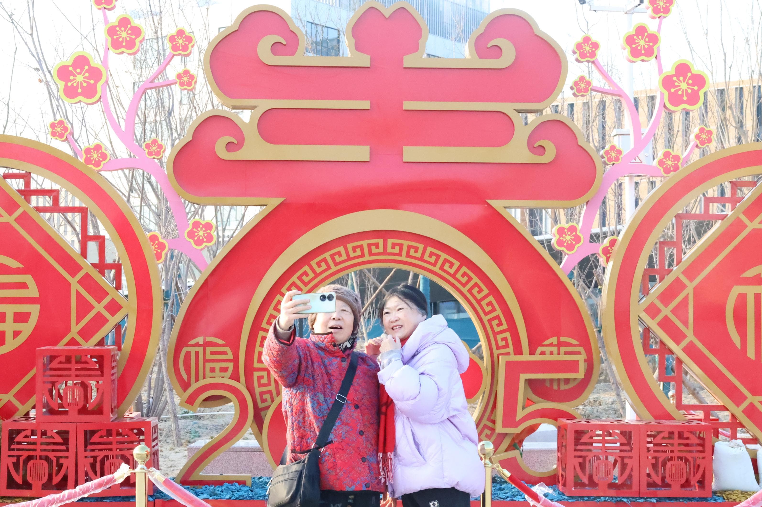 北京七大火车站春节景观布置完成，各具特色增添喜庆年味