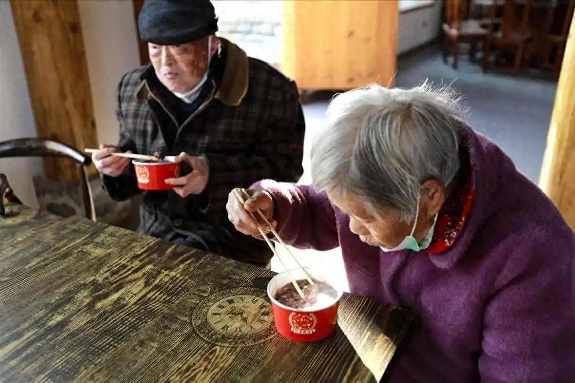 年过60岁，晚餐要懂得忌嘴！牢记：3多吃3少吃，晚年健康美滋滋