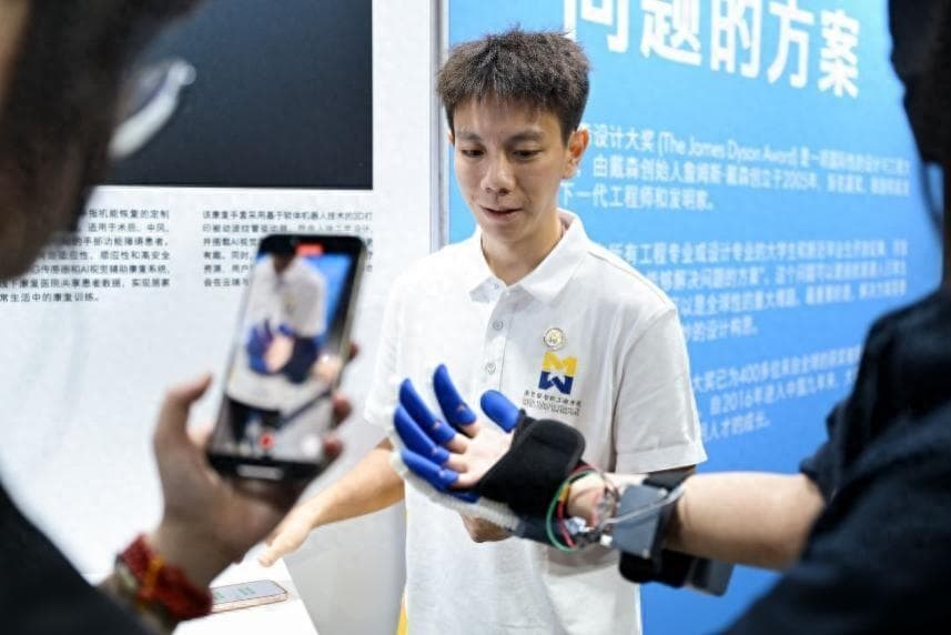 首次两支中国大陆团队入围戴森设计大奖国际20强 脑卒中康复成焦点