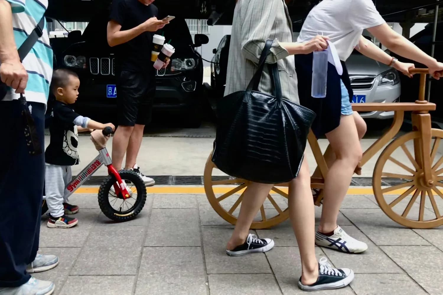 上海生育率跌破警戒线，高成本与晚婚晚育成主因