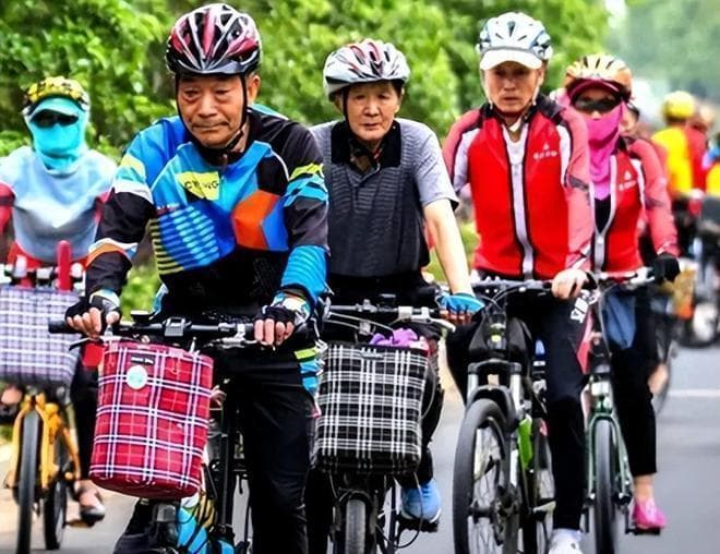 年纪大不能骑自行车？医生再三告诫：65岁后，切记运动注意2件事