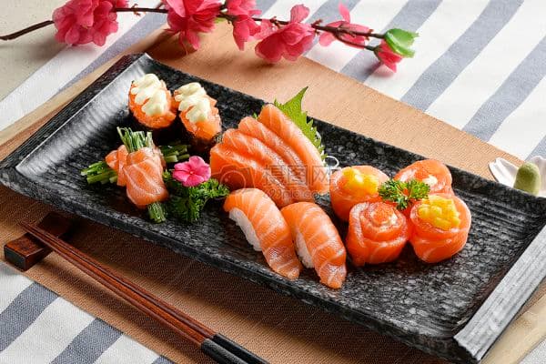 日本料理的食材选择和烹饪方式有什么独特之处？