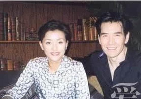 从情感转折到事业巅峰：杨澜的自我超越之路