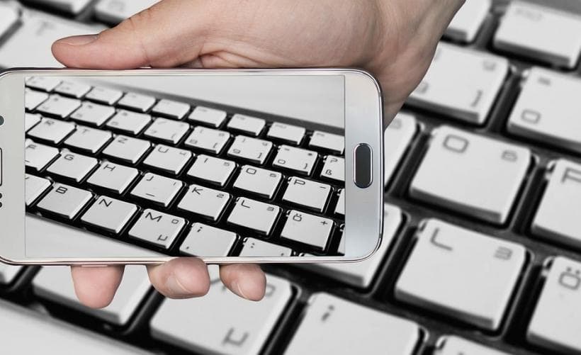 如何在Windows 11中禁用Caps Lock键触发的图标显示？