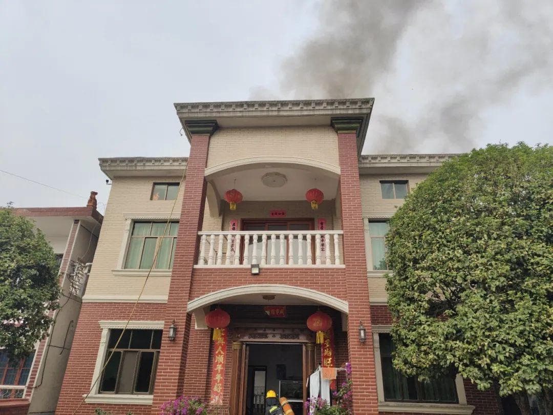 长沙一户人家因“防水施工”痛失房顶！防水作业属于明火施工吗？看完你就明白