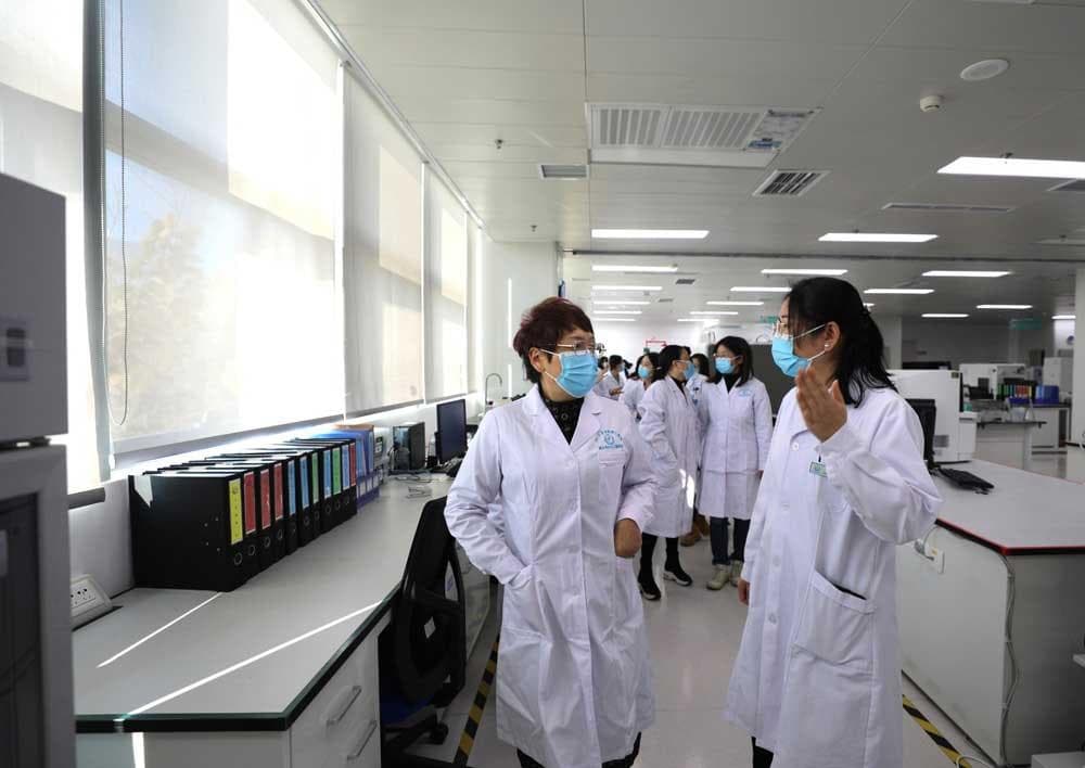 拥抱温暖，共筑希望：以同理心对待艾滋病患者
