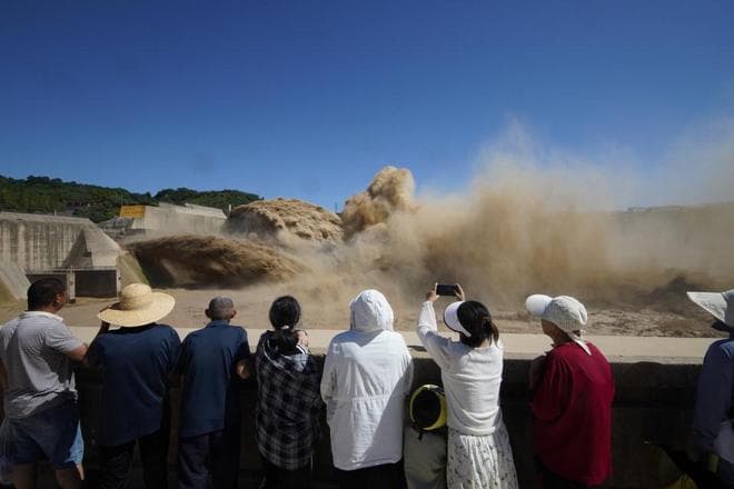 黄河小浪底调水调沙气势恢宏成壮美景观，引大量游客前来围观打卡
