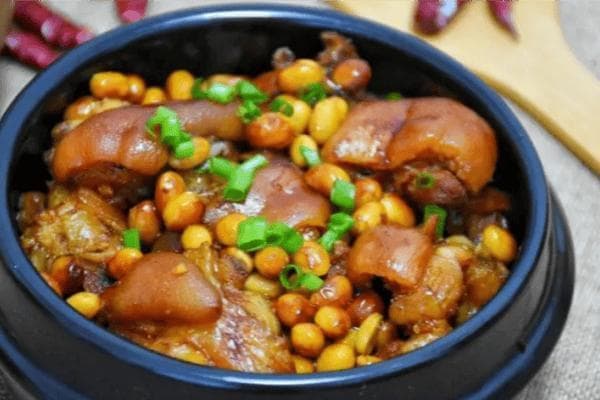 猪脚炖黄豆山药枸杞红枣，四种搭配各具养生功效