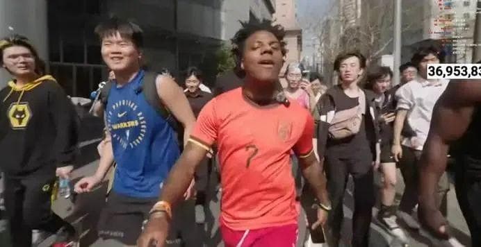 网友沸腾！世界顶流“甲亢哥”抵达重庆！谁？这个表情包你一定见过！外交部回应→