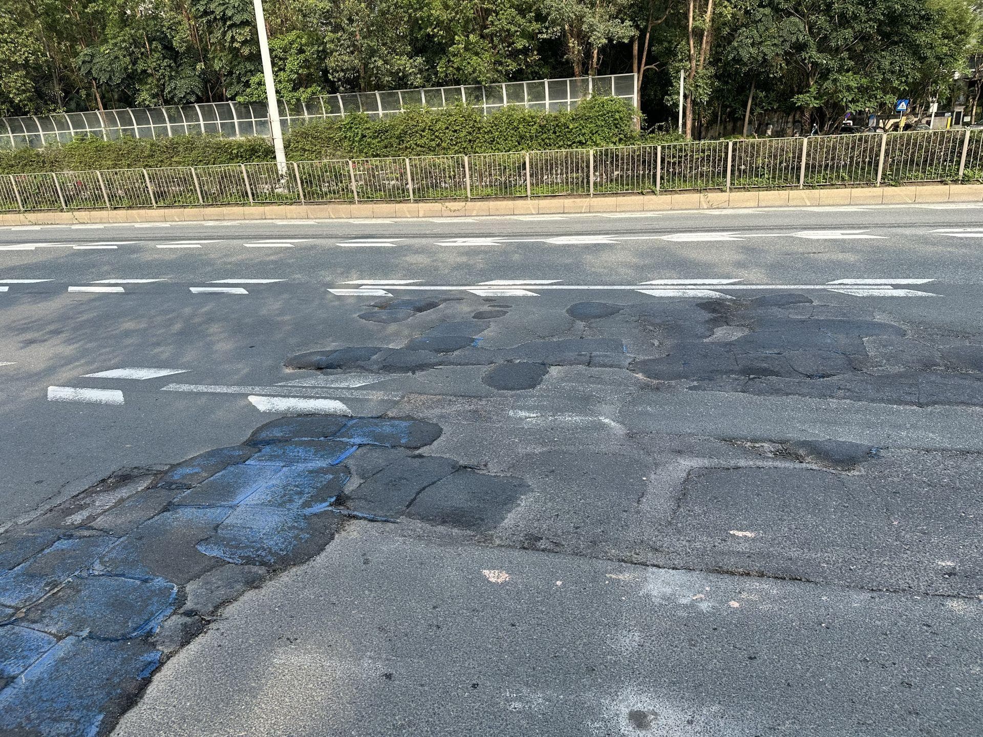 车辆经过坑洼路面发出噪音，市交通局：即日修复！