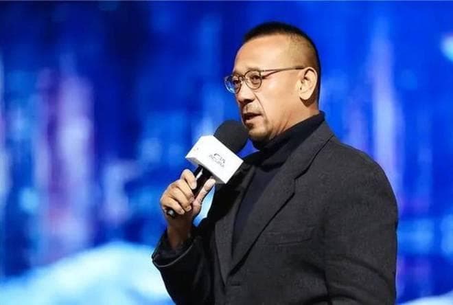 61岁导演姜文26年只拍了6部电影，却能影史留名，他凭啥这么牛？