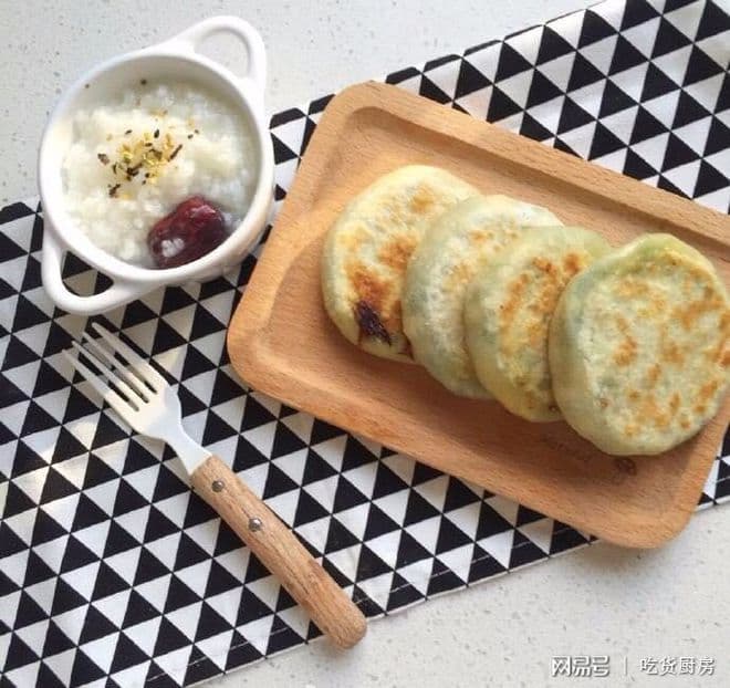 创新韭菜鸡蛋饼：加入虾仁，口感完美升级
