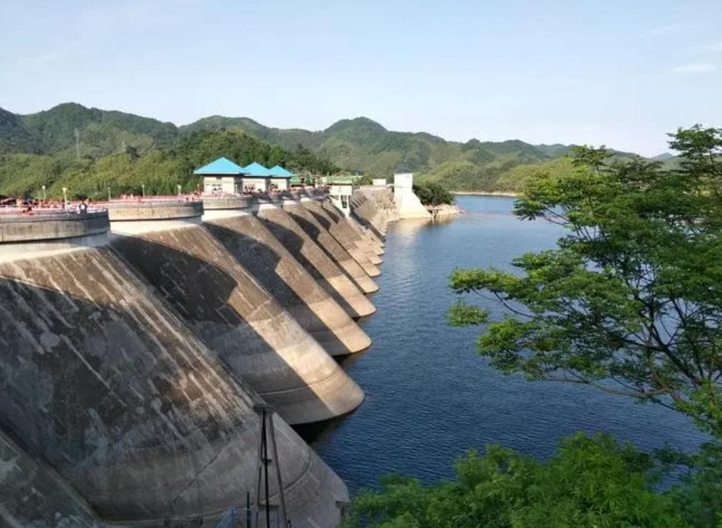 水库水位实时监测：雷达水位计与超声波水位计的性能对比
