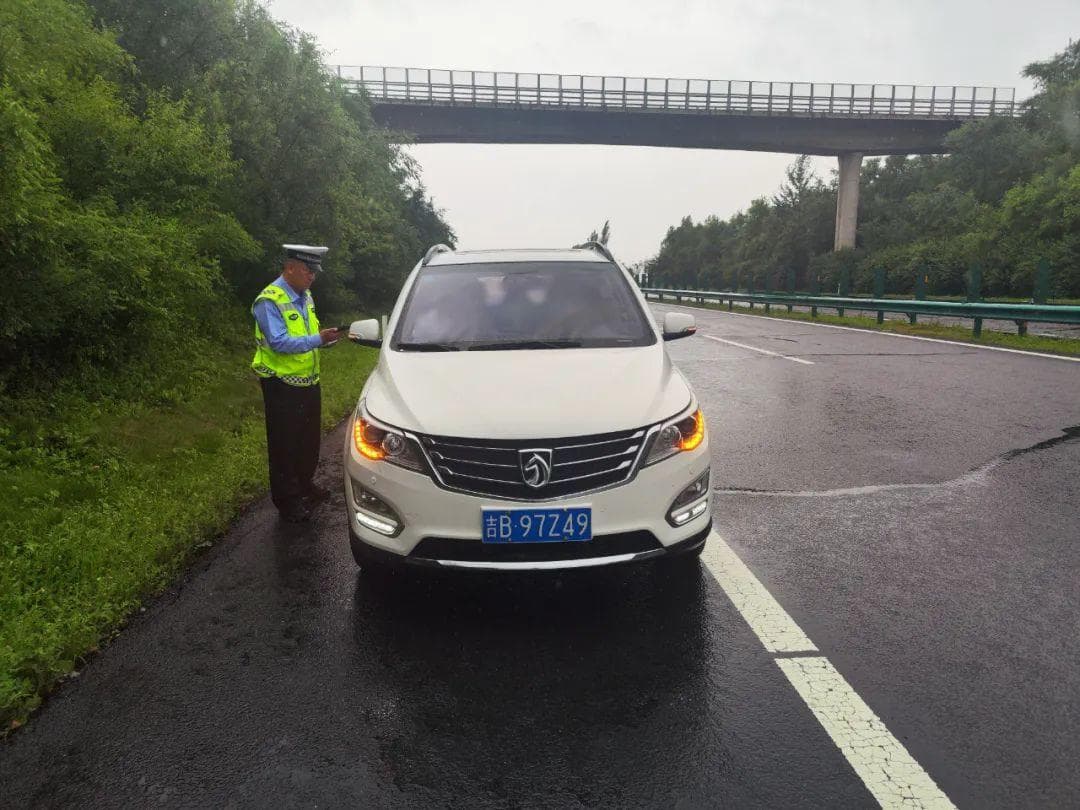 高速公路随意停车 旦夕之危不容小觑